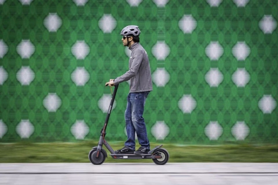 Codice della strada: Assosharing contro l'obbligo di casco in monopattino